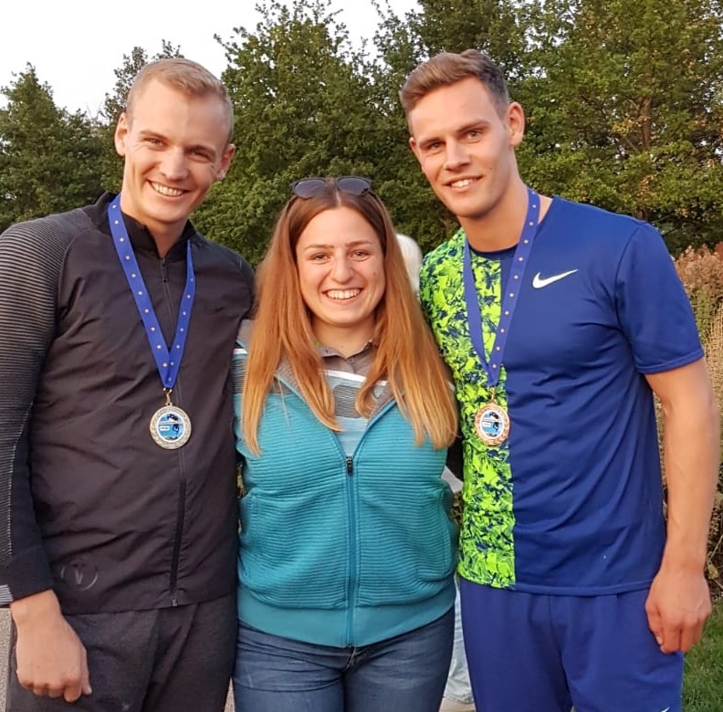 Nele mit dem Sieger (links, Weltmeister Sam Kendricks, USA) und dem Drittplatzierten (rechts, Melker Svärd Jakobsson, Schweden) des Festungsspringens in Koblenz.